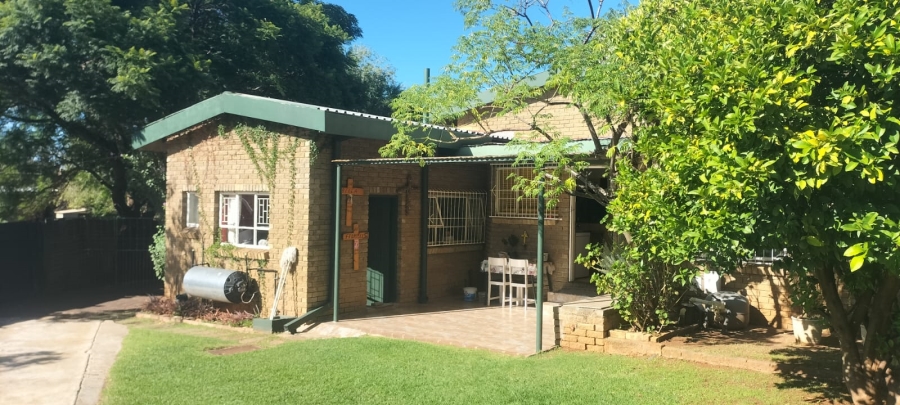 5 Bedroom Property for Sale in Langenhovenpark Free State